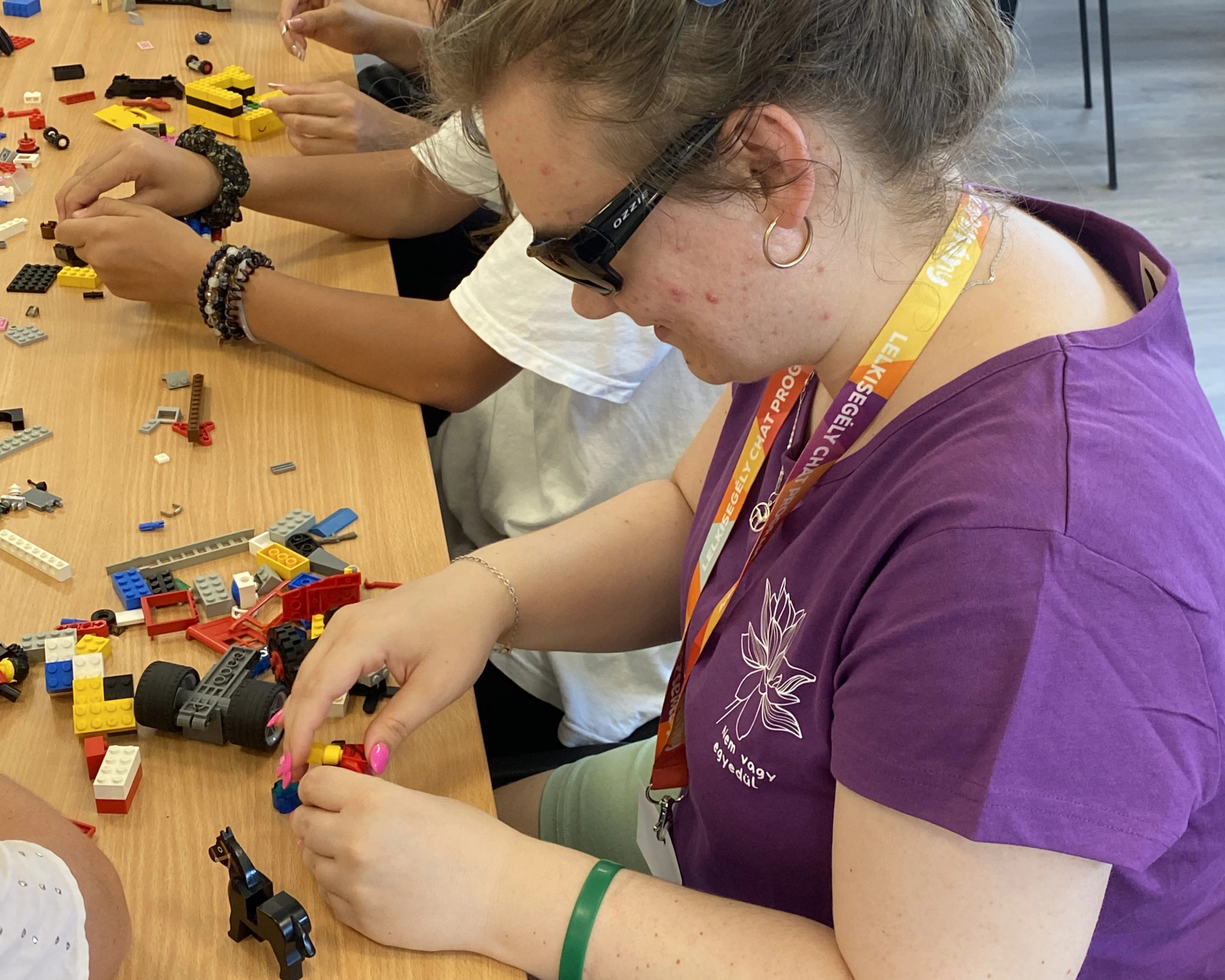 Látássérültkén Legózni